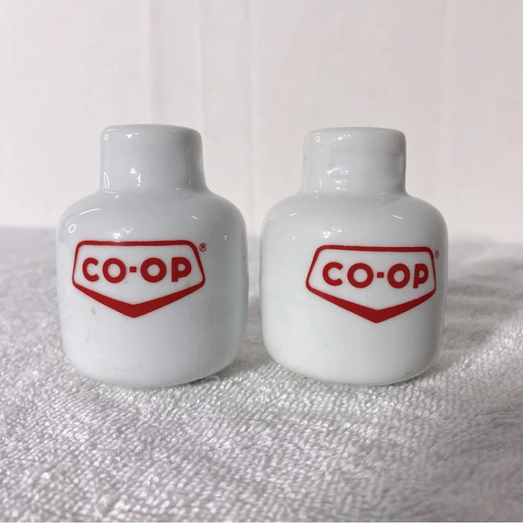 Vintage  White Red Co Op Ceramic Propane Tank Salt & Pepper Shakers - Picture 5 of 8